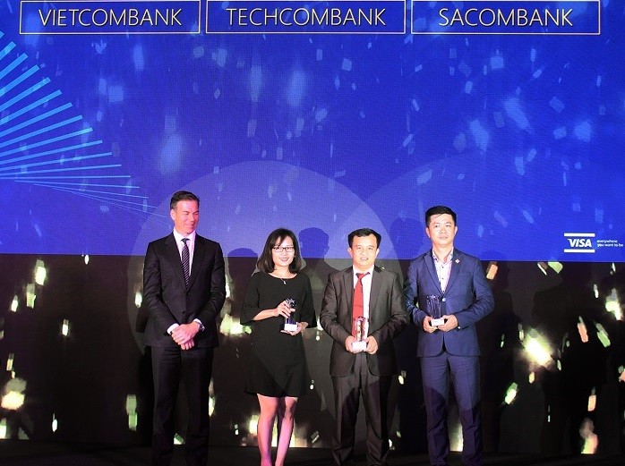 Anh Đặng Công Hoàn (thứ 2 từ phải sang) đại diện Techcombank nhận giải.