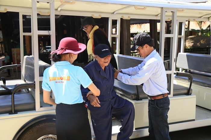 Nhân viên tại khu du lịch Sun World Ba Na Hills tận tình giúp đỡ người khuyết tật di chuyển.