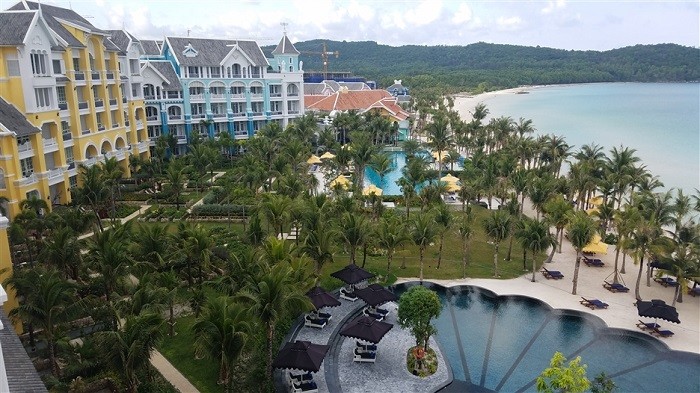 JW Marriott Phu Quoc Emerald Bay với 200 phòng ngủ và villa hướng mở ra biển.