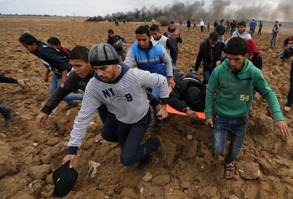 Người dân Palestine bị thương trong các cuộc đụng độ với lực lượng an ninh Israel (Ảnh: AP).