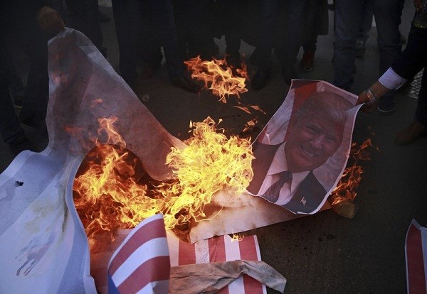 Người dân Palestine đã đốt cờ của Hoa Kỳ và ảnh của Tổng thống Donald Trump (Ảnh: AP).