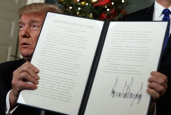 Tổng thống Hoa Kỳ Donald Trump ký sắc lệnh công nhận Jerusalem là thủ đô của Israel (Ảnh: AP).