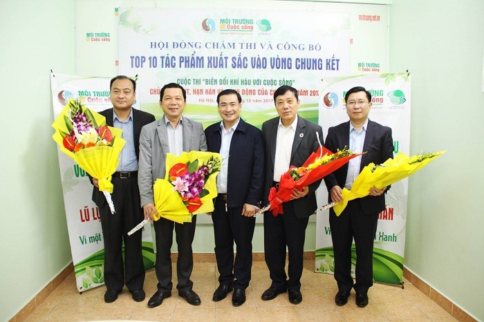 Ông Nguyễn Văn Toàn (đứng giữa) – Tổng biên tập Tạp chí Môi trường và Cuộc sống, Trưởng ban Tổ chức cuộc thi tặng hoa Ban Giám khảo.