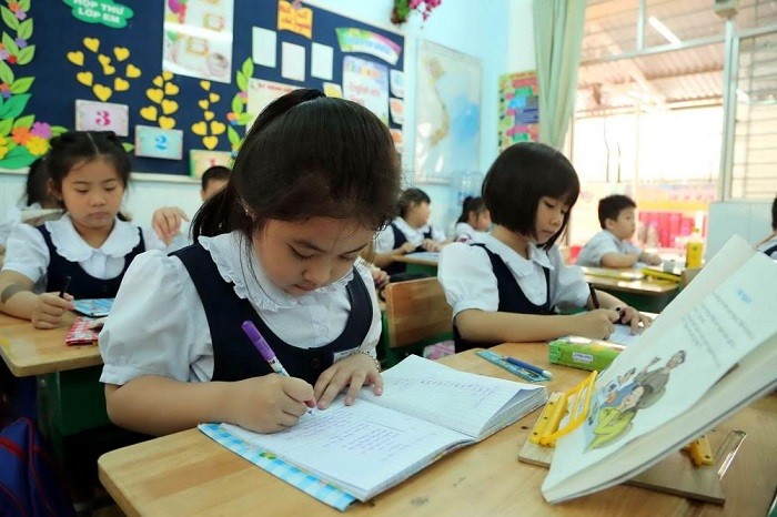 Các em học sinh tiểu học vất vả ôn thi (Ảnh minh họa: vietnamnet.vn).