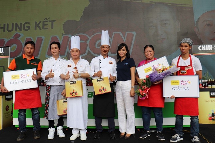 Hai vị đầu bếp nổi tiếng Chef Tuấn Hải và Chef Jack Lee (đều đội mũ trắng) tại lễ hội ẩm thực và giải trí quốc tế năm 2017.