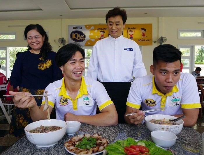 Chuyên gia dinh dưỡng đến từ Hàn Quốc – ông Ko Tae Hun (áo trắng, bên phải) tư vấn thực đơn mỗi ngày cho các cầu thủ vàng của Câu lạc bộ Hoàng Anh Gia Lai.
