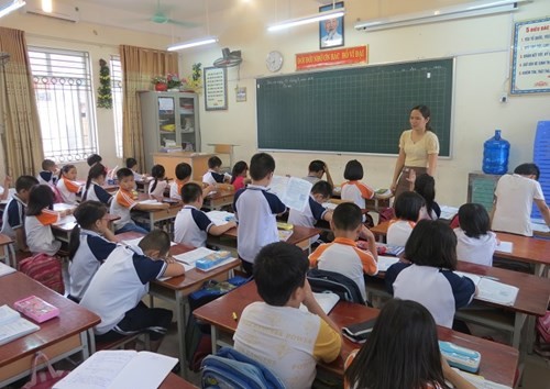 Giáo viên vất vả với công tác phổ cập giáo dục (Ảnh minh họa: laodong.vn).