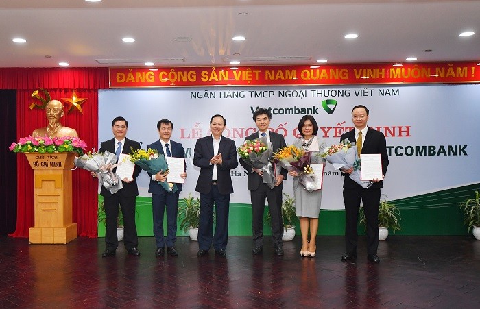 Phó Thống đốc Ngân hàng nhà nước Đào Minh Tú (thứ 3 từ trái sang) tặng hoa chúc mừng các đồng chí lãnh đạo cấp cao của Vietcombank mới được bổ nhiệm.