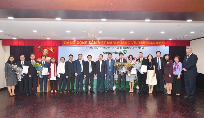 Phó Thống đốc Ngân hàng nhà nước Đào Minh Tú cùng Ban Lãnh đạo Vietcombank chụp ảnh lưu niệm với các đồng chí lãnh đạo cấp cao của Vietcombank mới được bổ nhiệm.