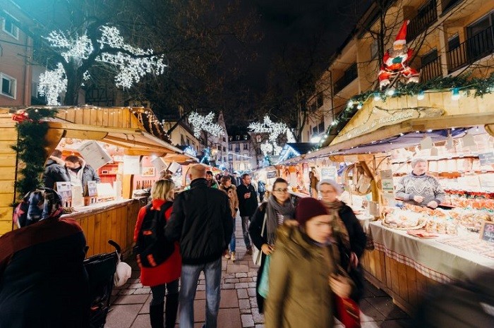 Với các gian hàng được trang trí như một phiên chợ Noel ở Châu Âu, bạn sẽ được trải nghiệm không khí lễ hội ấm áp, nhộn nhịp bên những người thân yêu.