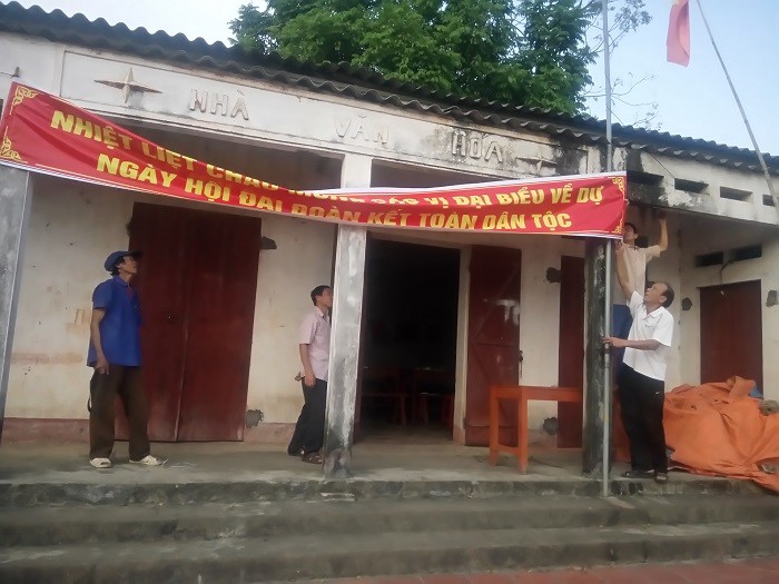 Thầy Thái cùng bà con chuẩn bị cho ngày hội đại đoàn kết toàn dân tộc của Tổ dân phố Nguyễn 1 thị trấn Hương Sơn. (Ảnh: VĂN MƯU)