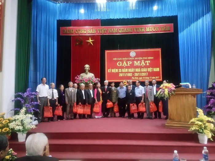 Các cựu giáo chức có thành tích tiêu biểu được Hội Cựu giáo chức huyện Phú Bình tỉnh Thái Nguyên khen thưởng. (Ảnh: VĂN MƯU)