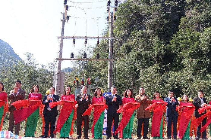 EVNNPC đưa điện về thôn La Hát, tỉnh Lạng Sơn.