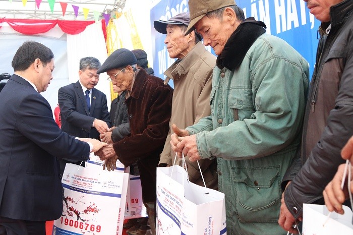 Tổ chức phát trao quà cho nhân dân thôn La Hát, tỉnh Lạng Sơn.