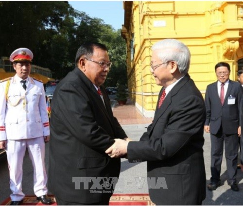 Tổng Bí thư Nguyễn Phú Trọng đón Tổng Bí thư, Chủ tịch nước Lào Bounnhang Vorachith. (Ảnh: Trí Dũng/TTXVN).