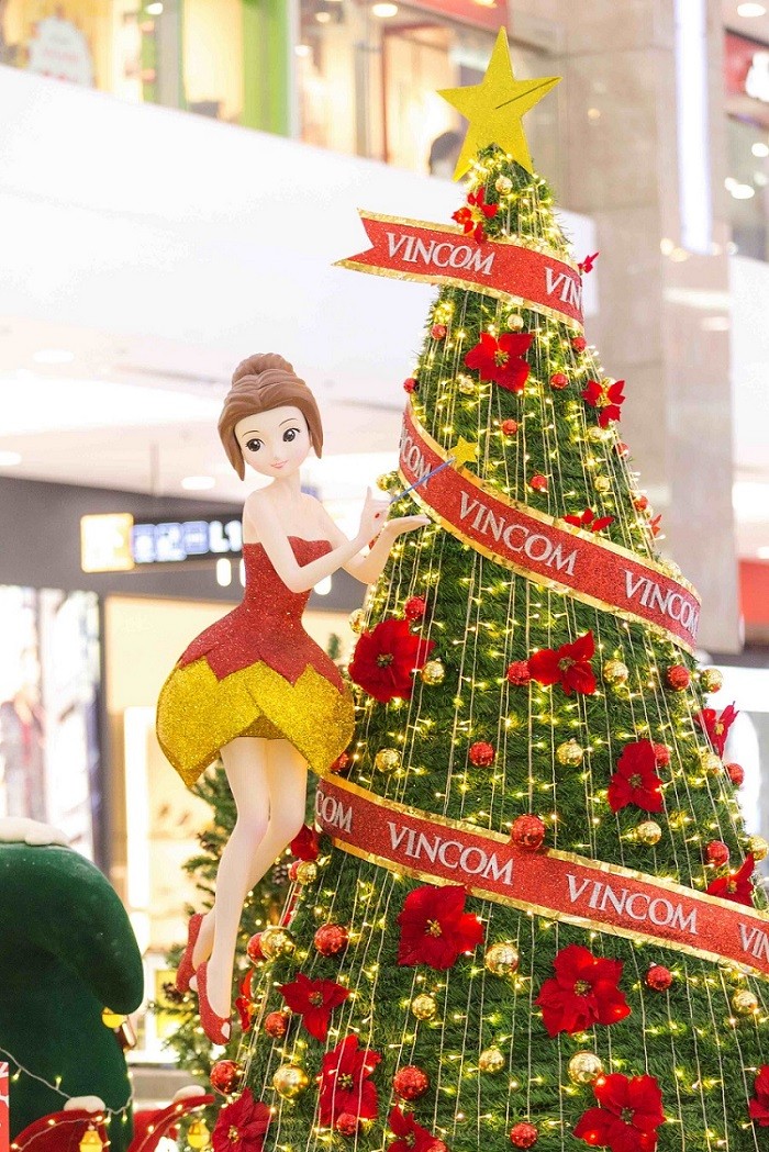 Cùng với hình ảnh “Thiên thần Vincom” ở khắp mọi nơi, Trung tâm thương mại Vincom đã trở thành điểm hẹn lý để các bạn trẻ cùng trao yêu thương, cùng tạo nên những điều kỳ diệu và ý nghĩa cho những người thân yêu trong mùa Giáng Sinh 2017.