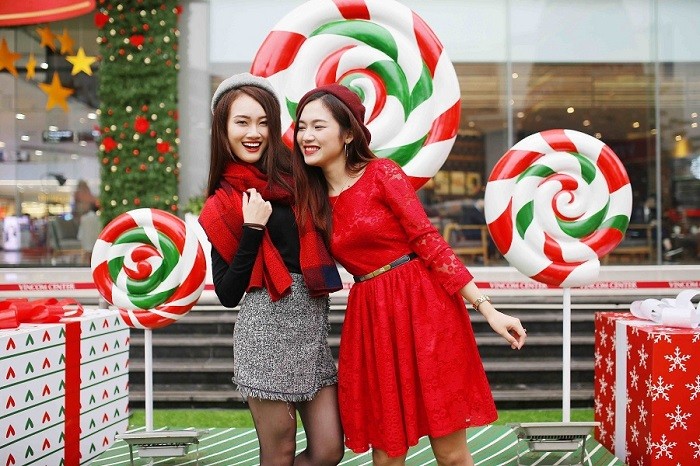 “Lâu đài kẹo ngọt” tại Vincom Center Phạm Ngọc Thạch là nơi cùng bạn bè lưu lại những khoảnh khắc vui nhộn và đáng yêu trong mùa Giáng Sinh này.
