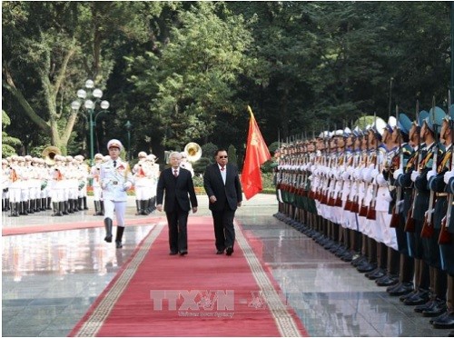 Tổng Bí thư Nguyễn Phú Trọng và Tổng Bí thư, Chủ tịch nước Lào Bounnhang Vorachith duyệt Đội danh dự Quân đội nhân dân Việt Nam tại Lễ đón (Ảnh: Trí Dũng/TTXVN).