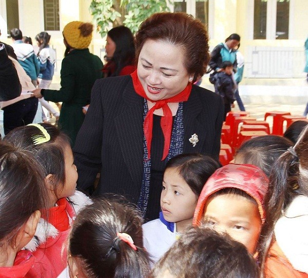 Madame Nguyễn Thị Nga hỗ trợ cho học sinh, sinh viên nghèo vượt khó, vươn lên trong học tập.