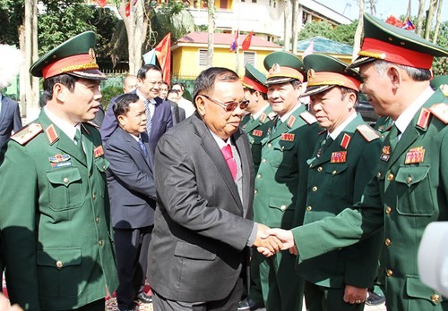 Cán bộ chủ chốt Quân khu 4 đón Tổng Bí thư, Chủ tịch nước Cộng hòa dân chủ nhân dân Lào Bun-nhăng Vo-la-chít.