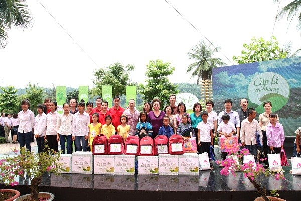 Madame Nguyễn Thị Nga đồng hành cùng chương trình từ thiện như Cặp lá Yêu thương.