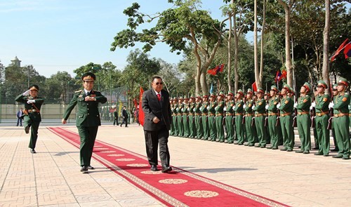 Tổng Bí thư, Chủ tịch nước Cộng hòa dân chủ nhân dân Lào Bun-nhăng Vo-la-chít duyệt Đội danh dự Quân khu 4.
