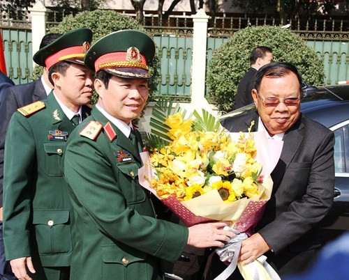Trung tướng Nguyễn Tân Cương tặng hoa Tổng Bí thư, Chủ tịch nước Cộng hòa dân chủ nhân dân Lào Bun-nhăng Vo-la-chít.