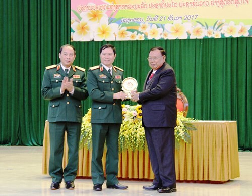 Trung tướng Nguyễn Tân Cương trao Kỷ niệm chương tặng Tổng Bí thư, Chủ tịch nước Cộng hòa dân chủ nhân dân Lào Bun-nhăng Vo-la-chít.