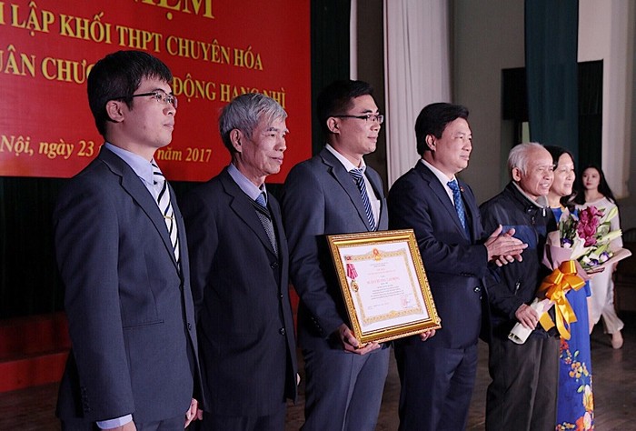 Đại diện khối chuyên Hóa trường Chuyên Khoa học Tự nhiên đón nhận Huân chương Lao động Hạng Nhì.