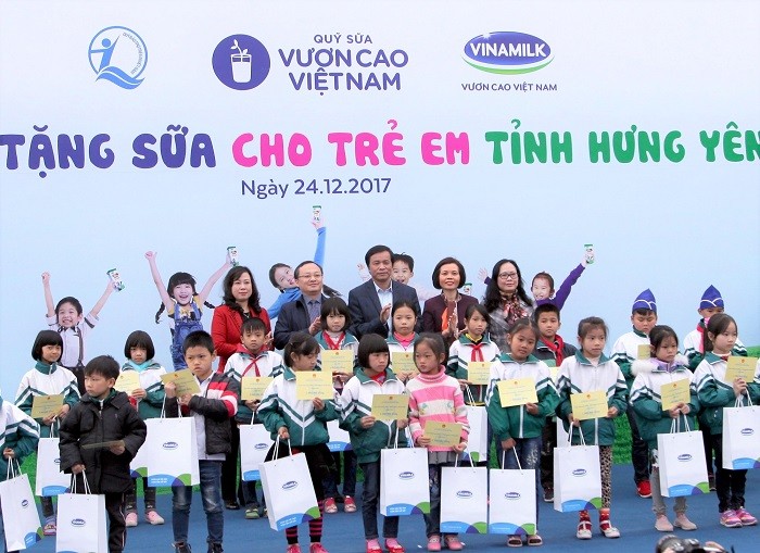 Các đại biểu trao quà và học bổng cho các em học sinh của Trường tiểu học Nhân Hòa (huyện Mỹ Hào, tỉnh Hưng Yên).
