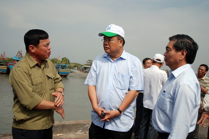 Ông Nguyễn Văn Trình, Chủ tịch Ủy ban nhân dân tỉnh Bà Rịa Vũng Tàu (đội mũ) cùng các cơ quan ban ngành đi thị sát công tác phòng chống bão trên địa bàn. (Ảnh: CTV)