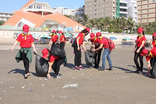 Cán bộ nhân viên VinMart+ dọn vệ sinh bãi biển Vũng Tàu.