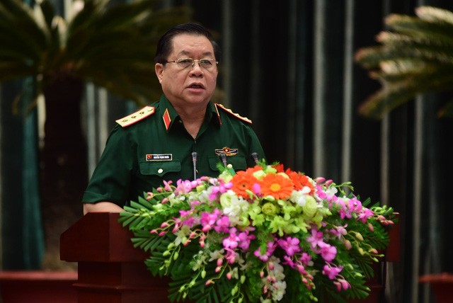 Thượng tướng Nguyễn Trọng Nghĩa - Phó chủ nhiệm Tổng cục chính trị Quân đội Nhân dân Việt Nam - trình bày tại hội nghị ngày 25/12 - Ảnh: QUANG ĐỊNH