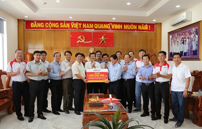 HDBank và Vietjet Air hỗ trợ kinh phí xây dựng cầu giao thông nông thôn cho huyện Cần Giuộc.