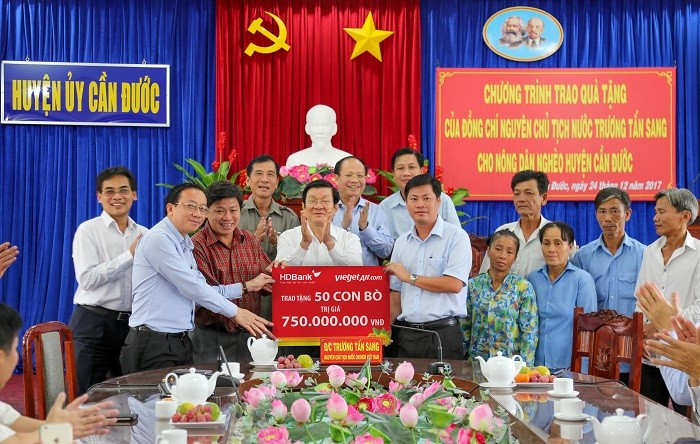 HDBank và Vietjet Air trao tặng cho người dân nghèo huyện Cần Đước 50 con bò giống trị giá 750 triệu đồng.
