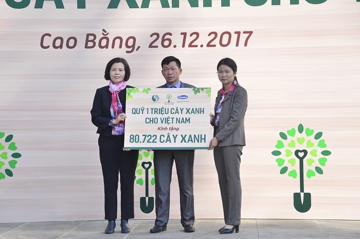 Bà Bùi Thị Hương – Giám đốc điều hành Vinamilk trao bảng tượng trưng số cây xanh được trồng tại Cao Bằng cho đại diện Ban quản lý Khu di tích và đại diện lãnh đạo xã Trường Hà.