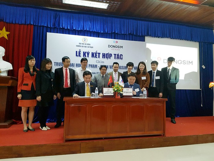 Ông Lee Sung Gun-Tổng Giám đốc Dongsim Việt Nam và Phó giáo sư, Tiến sĩ Trần Xuân Bách-Phó hiệu trưởng trường Đại học Sư phạm Đà Nẵng ký kết thỏa thuận hợp tác.