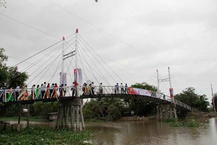 Người dân hân hoan trong ngày khánh thành cầu Dr Thanh – Cả Gừa. Cây cầu này đang đem Tết đến sớm với bà con dân nghèo vùng biên giới và mở ra một năm mới đầy hy vọng.