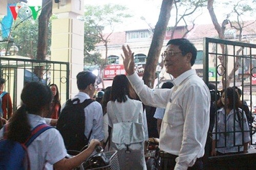 Thầy hiệu trưởng đứng cổng trường chào học sinh (Ảnh minh họa: vov.vn).