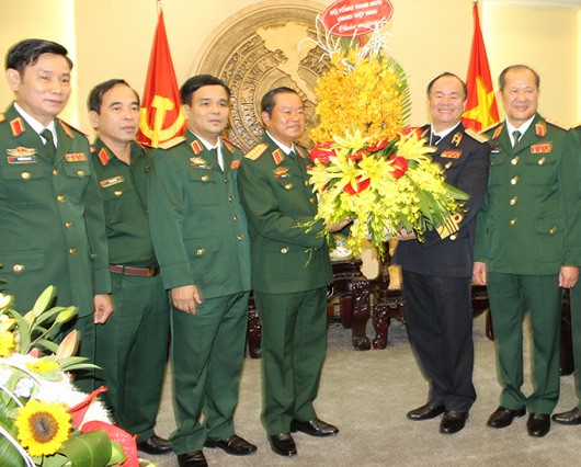 Lãnh đạo Bộ Tổng Tham mưu Quân đội nhân dân Việt Nam chúc mừng Đại tướng Đỗ Bá Tỵ tại lễ công bố quyết định thăng quân hàm Đại tướng tháng 10/2015.