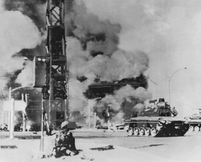 Một căn cứ của Mỹ ngụy ở Sài Gòn bị quân Giải phóng tấn công, đốt cháy. (Ảnh:Tư liệu TTXGP).