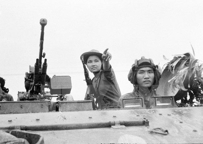 Nữ biệt động Sài Gòn hướng dẫn quân Giải phóng tiến vào sân bay Tân Sơn Nhất. (Ảnh: Tư liệu TTXVN).