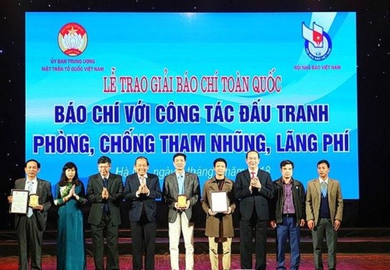Chủ tịch nước Trần Đại Quang trao giải A cho nhóm tác giả báo Nhân Dân và tác giả Nguyễn Hòa Văn - Tạp chí Người Làm Báo.