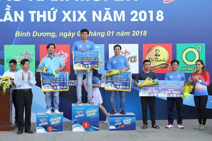 Vận động viên Vũ Phương Thanh - Đại sứ thương hiệu của nhãn hàng nước uống vận động Number 1 cùng lãnh đạo đài Phát thanh truyền hình Bình Dương trao giải cho các Vận động viên.