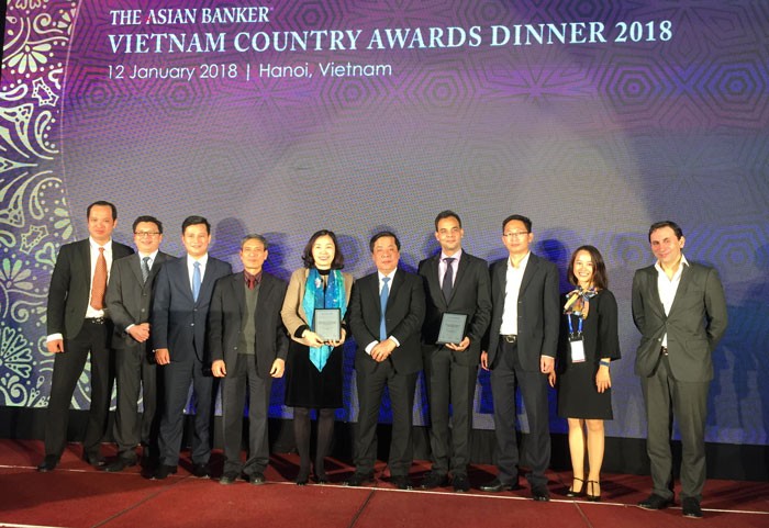 Phó Thống đốc Ngân hàng nhà nước Nguyễn Kim Anh (thứ 5 từ phải sang) chúc mừng VietinBank nhận 3 giải thưởng lớn.