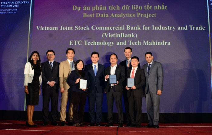 Đại diện VietinBank nhận giải thưởng Dự án phân tích dữ liệu tốt nhất.