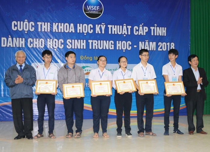 Phát thưởng cuộc thi khoa học kỹ thuật Quảng Ngãi (Ảnh: tác giả cung cấp).