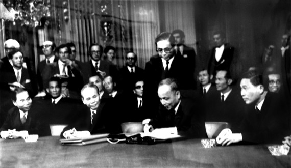 Giây phút ký Hiệp định Paris chấm dứt chiến tranh ở Việt Nam (Ảnh minh họa: dangcongsan.vn).