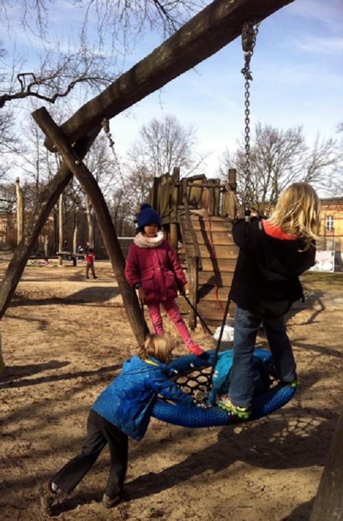 Trẻ em vui chơi ở công viên (Ảnh: tác giả cung cấp).