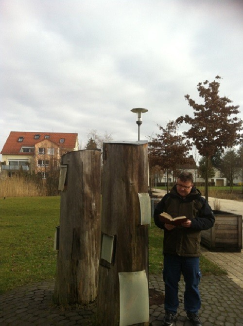 Cột gỗ với các hộp đựng sách song đôi trong công viên (Ảnh: tác giả cung cấp).